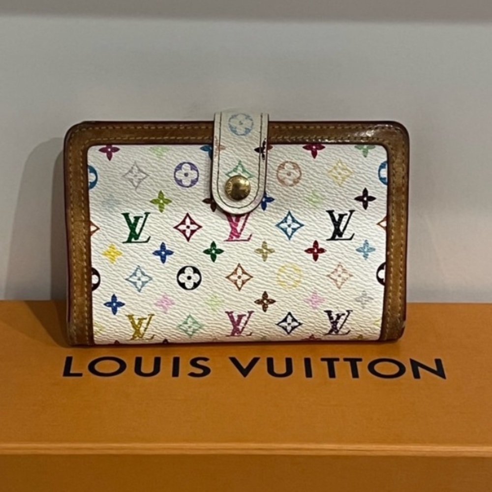Louis Vuitton Monogram Wallet in great condition with dust bag and box!